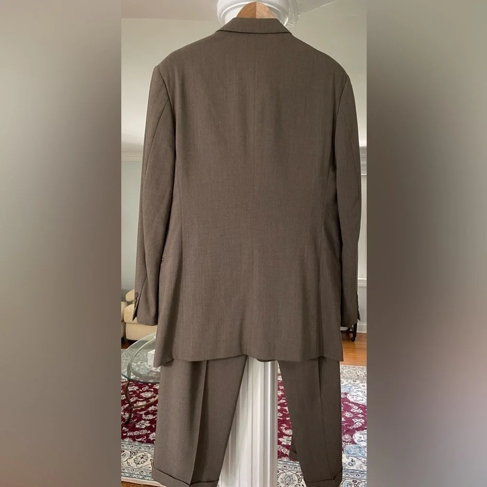 Donna Karen Signature men’s 100% wool suit made in Italy. Long and olive color